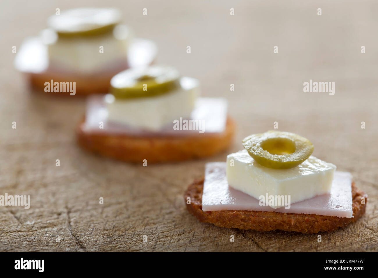 Backen Brötchen mit Fleisch und Käse über Holz Hintergrund Stockfoto