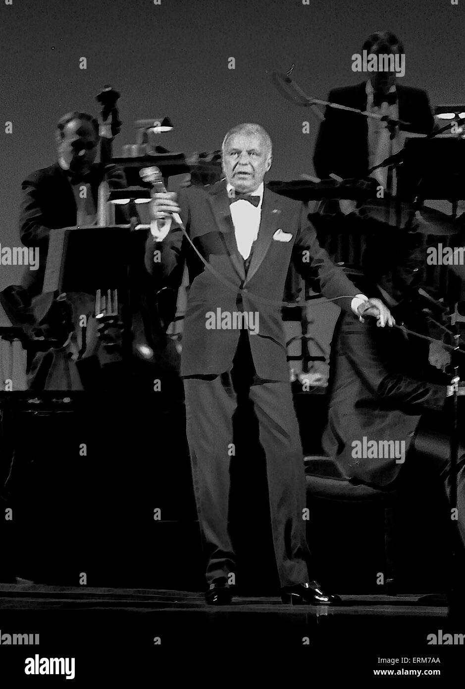 Frank Sinatra führt bei der Wiedereröffnung des Chicago Theater. Stockfoto