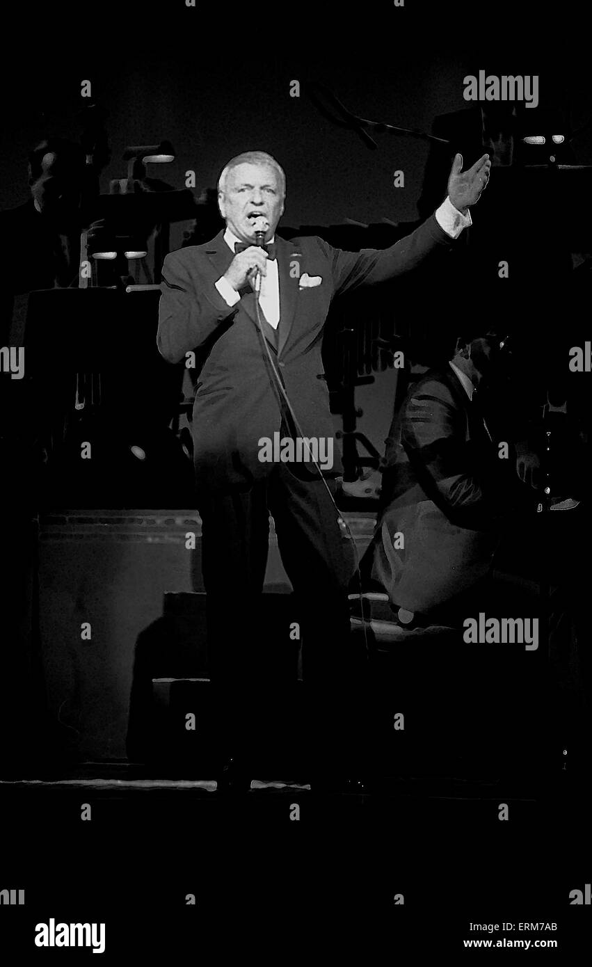 Frank Sinatra führt bei der Wiedereröffnung des Chicago Theater. Stockfoto