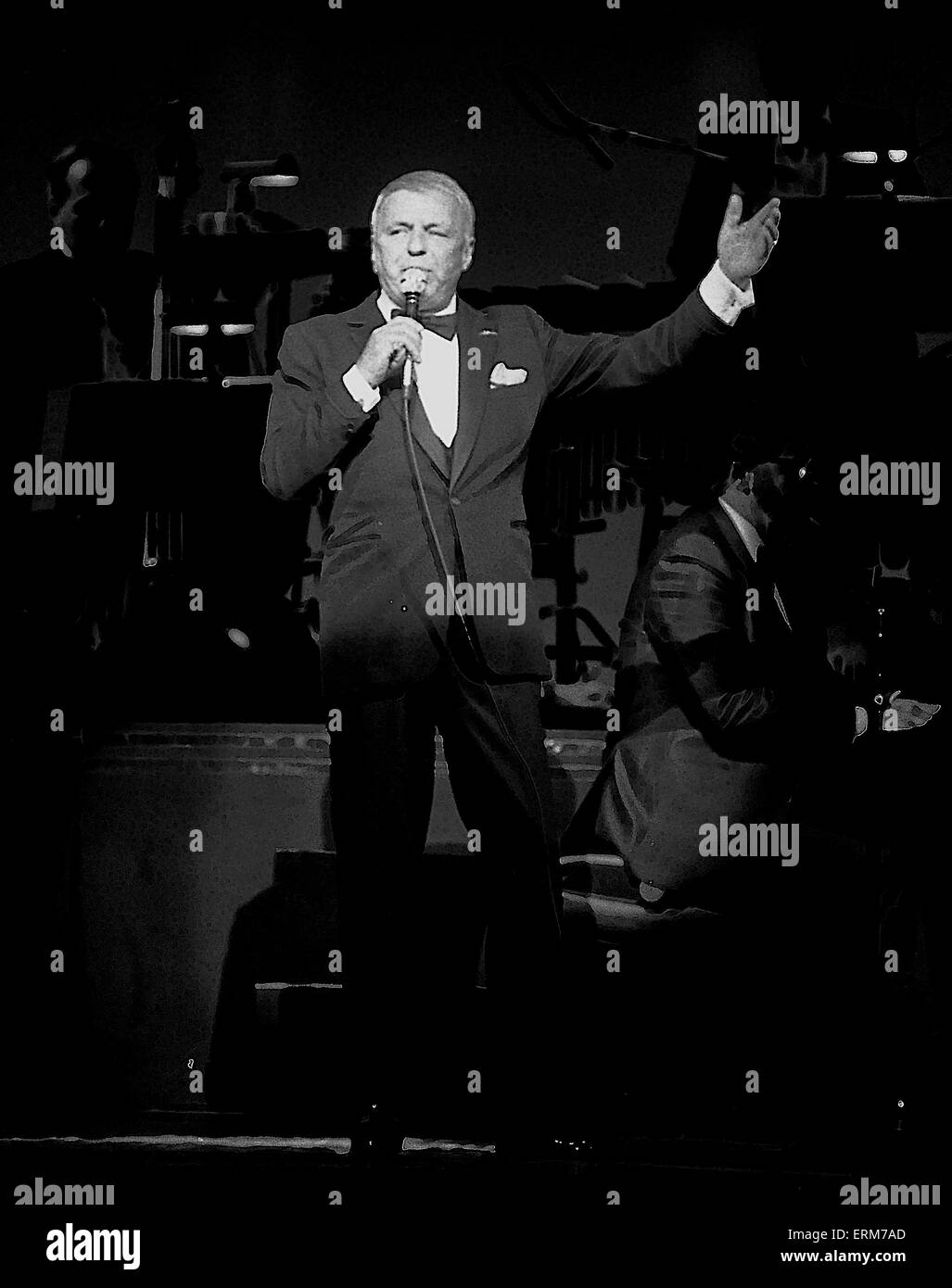 Frank Sinatra führt bei der Wiedereröffnung des Chicago Theater. Stockfoto