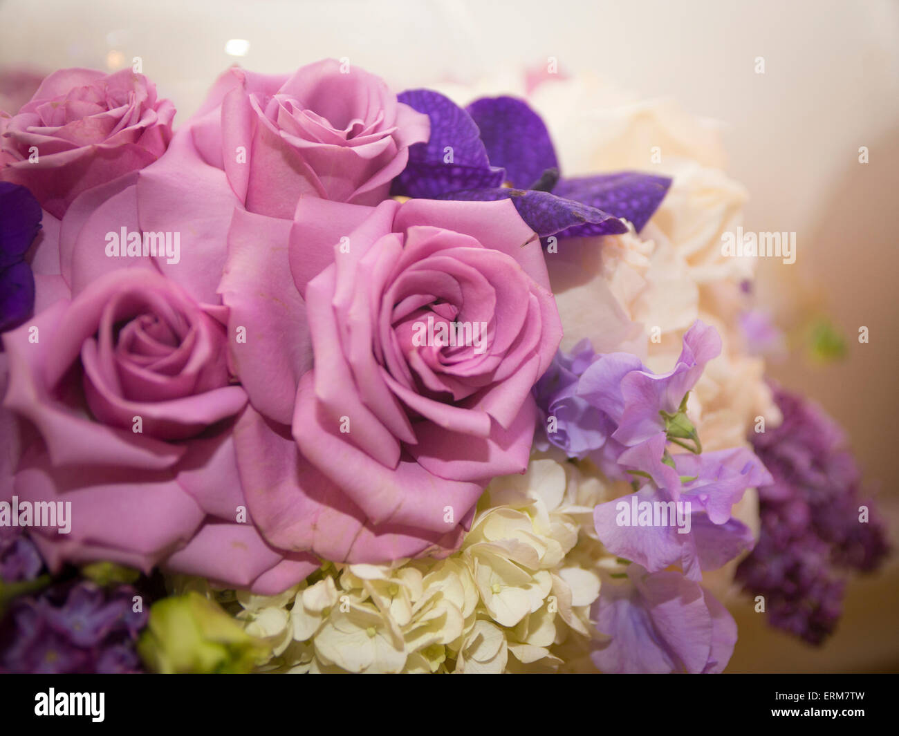 Blumenarrangement für besondere Anlässe - vor allem Hochzeiten Stockfoto