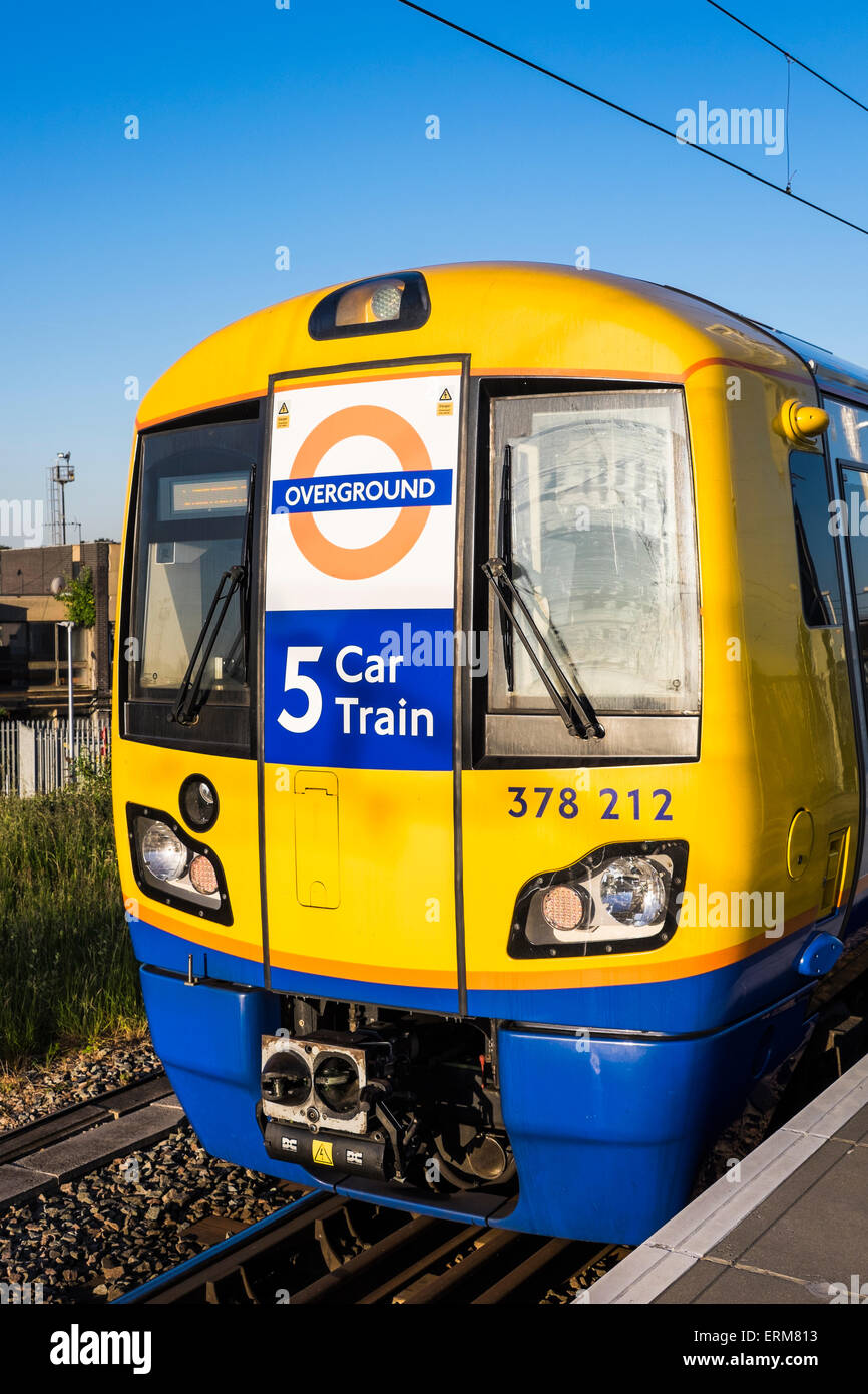 London Overground 5 Autozug in Willesden Junction, London, England, U.K Stockfoto