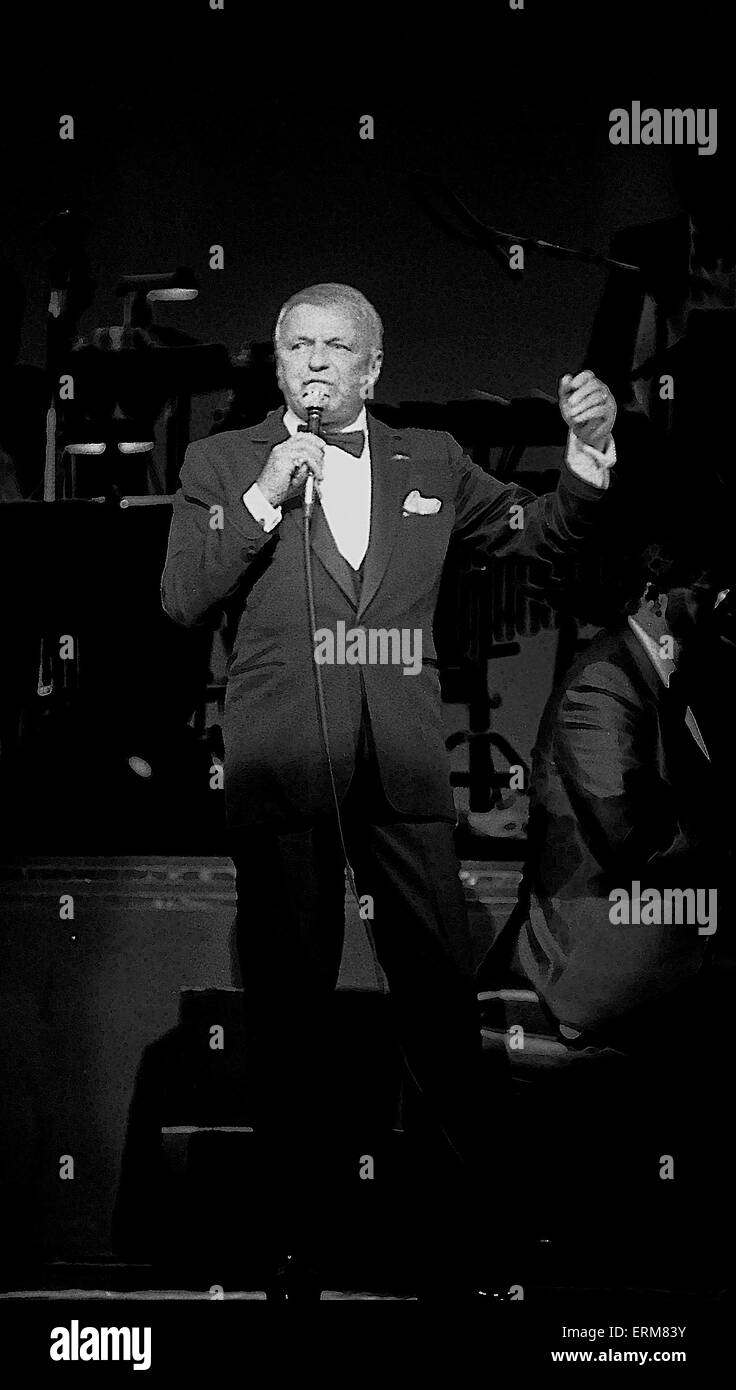 Frank Sinatra führt bei der Wiedereröffnung des Chicago Theater. Stockfoto