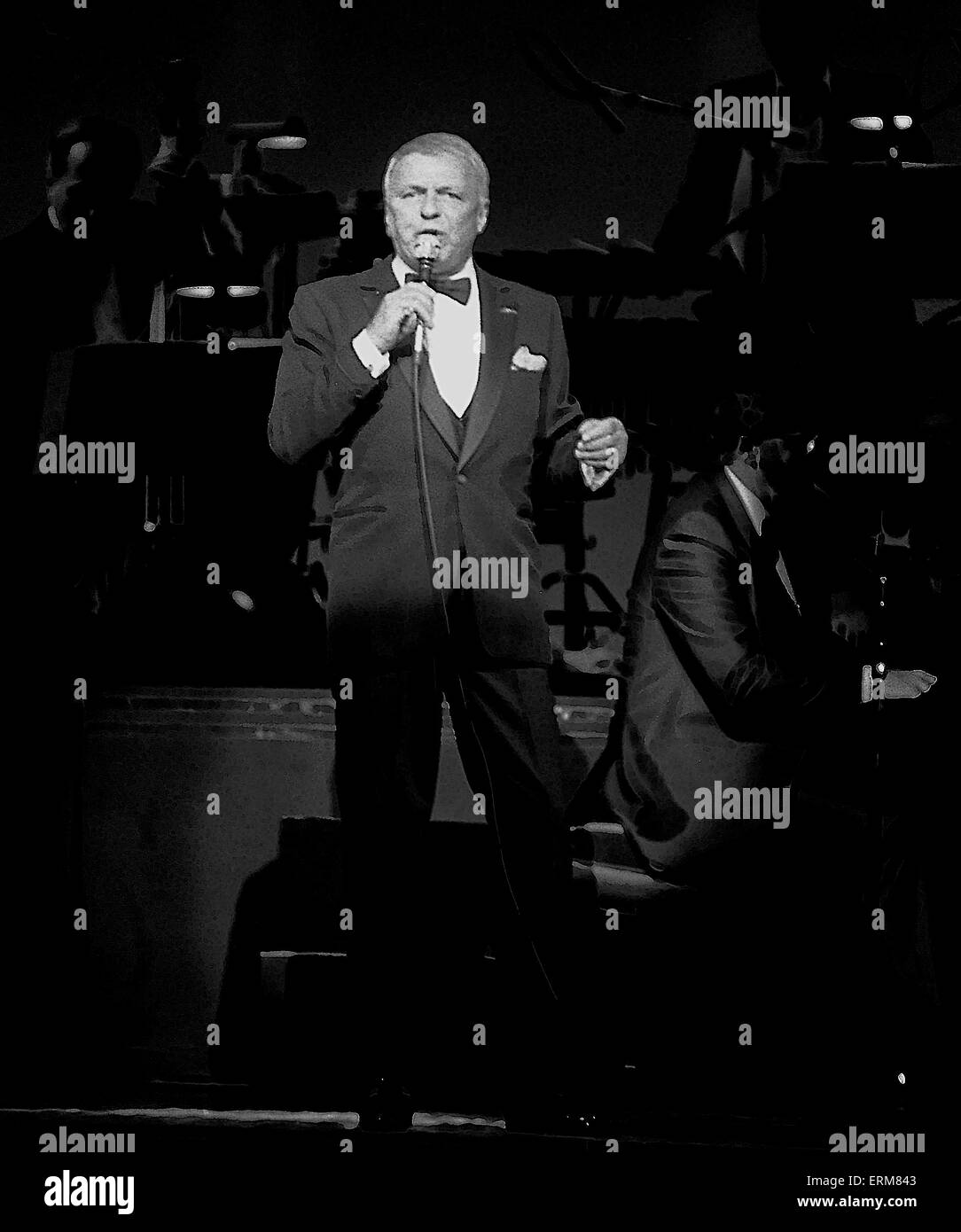 Frank Sinatra führt bei der Wiedereröffnung des Chicago Theater. Stockfoto