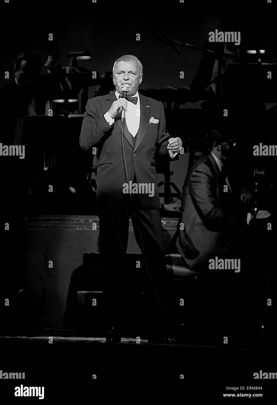 Frank Sinatra führt bei der Wiedereröffnung des Chicago Theater. Stockfoto