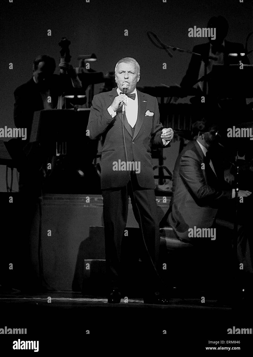 Frank Sinatra führt bei der Wiedereröffnung des Chicago Theater. Stockfoto