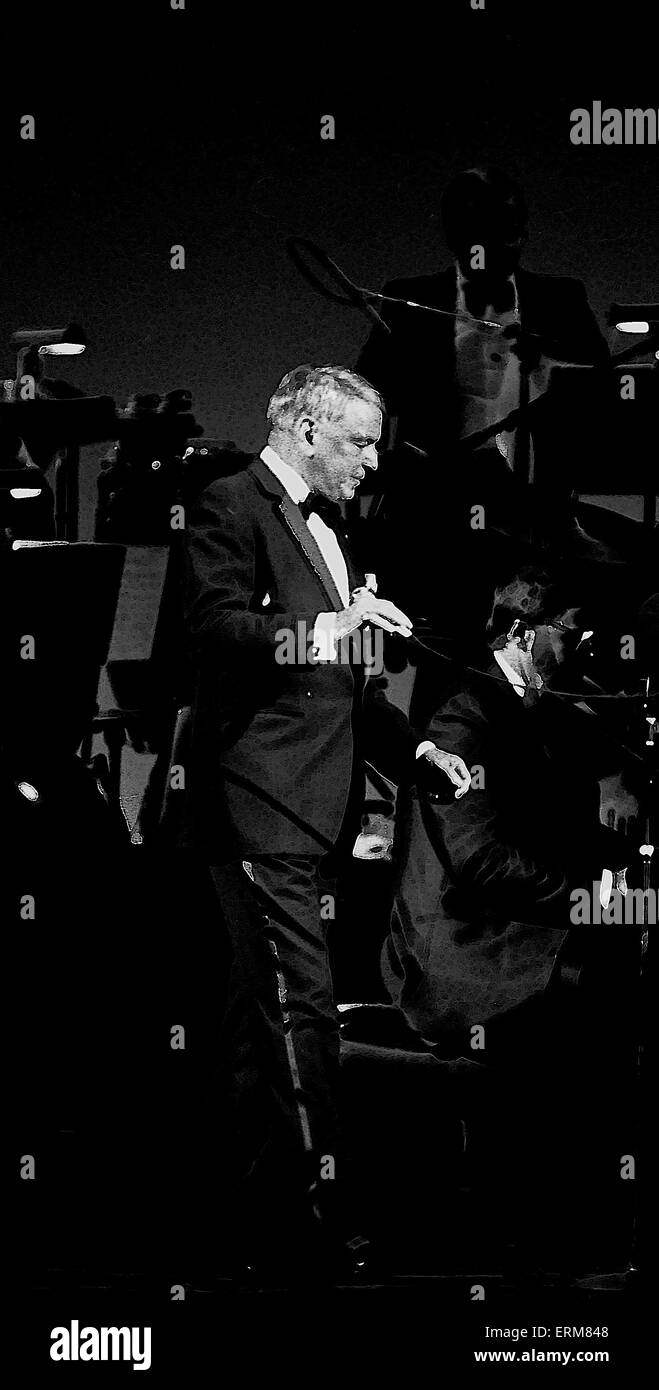 Frank Sinatra führt bei der Wiedereröffnung des Chicago Theater. Stockfoto