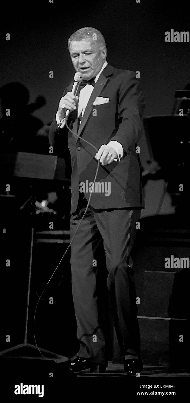 Frank Sinatra führt bei der Wiedereröffnung des Chicago Theater. Stockfoto