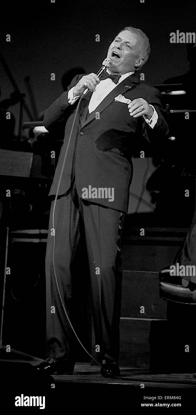 Frank Sinatra führt bei der Wiedereröffnung des Chicago Theater. Stockfoto