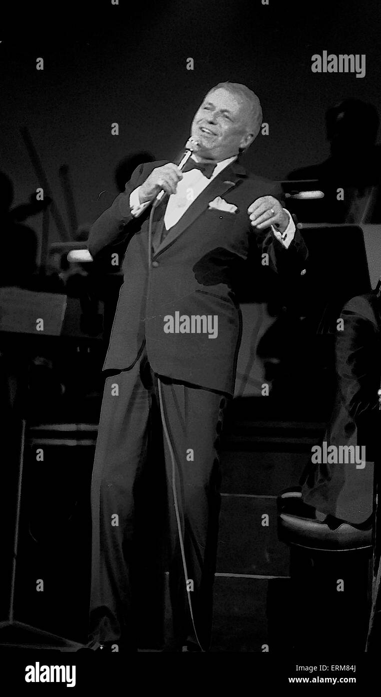 Frank Sinatra führt bei der Wiedereröffnung des Chicago Theater. Stockfoto