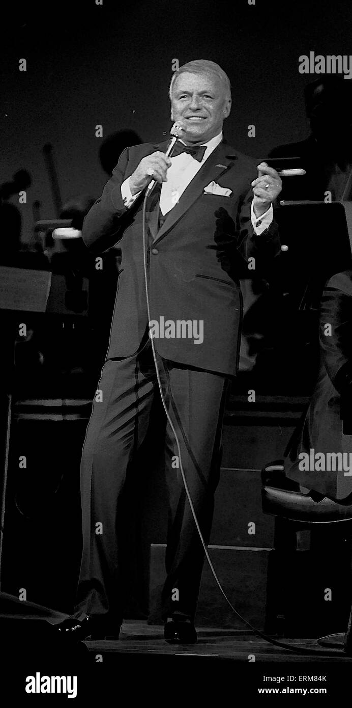 Frank Sinatra führt bei der Wiedereröffnung des Chicago Theater. Stockfoto