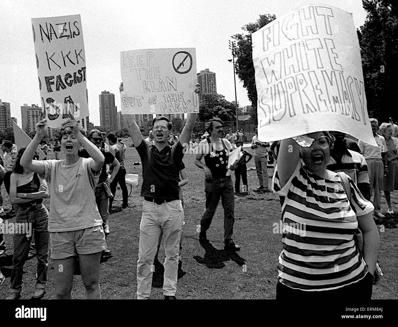 Chicago, Illinois, USA 29. Juni 1986 Lincoln Park, Chicago, Arthur Jones nationaler Führer des KKK bei einem KKK-Protest im gehobenen Bereich des Chicago spricht der Nordseite. Dies war bei der geplanten vor Ort von der Stadt jährliche Gay Pride Day Parade zu Ende. Stockfoto