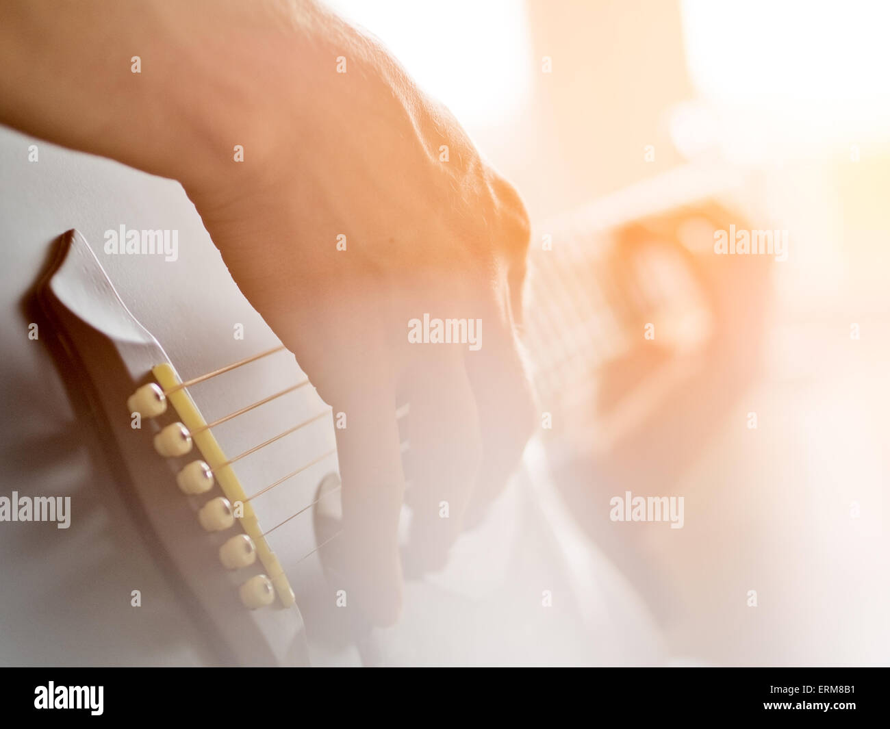 Männliche Hand auf der akustischen Gitarre zu spielen. Close-up. Stockfoto