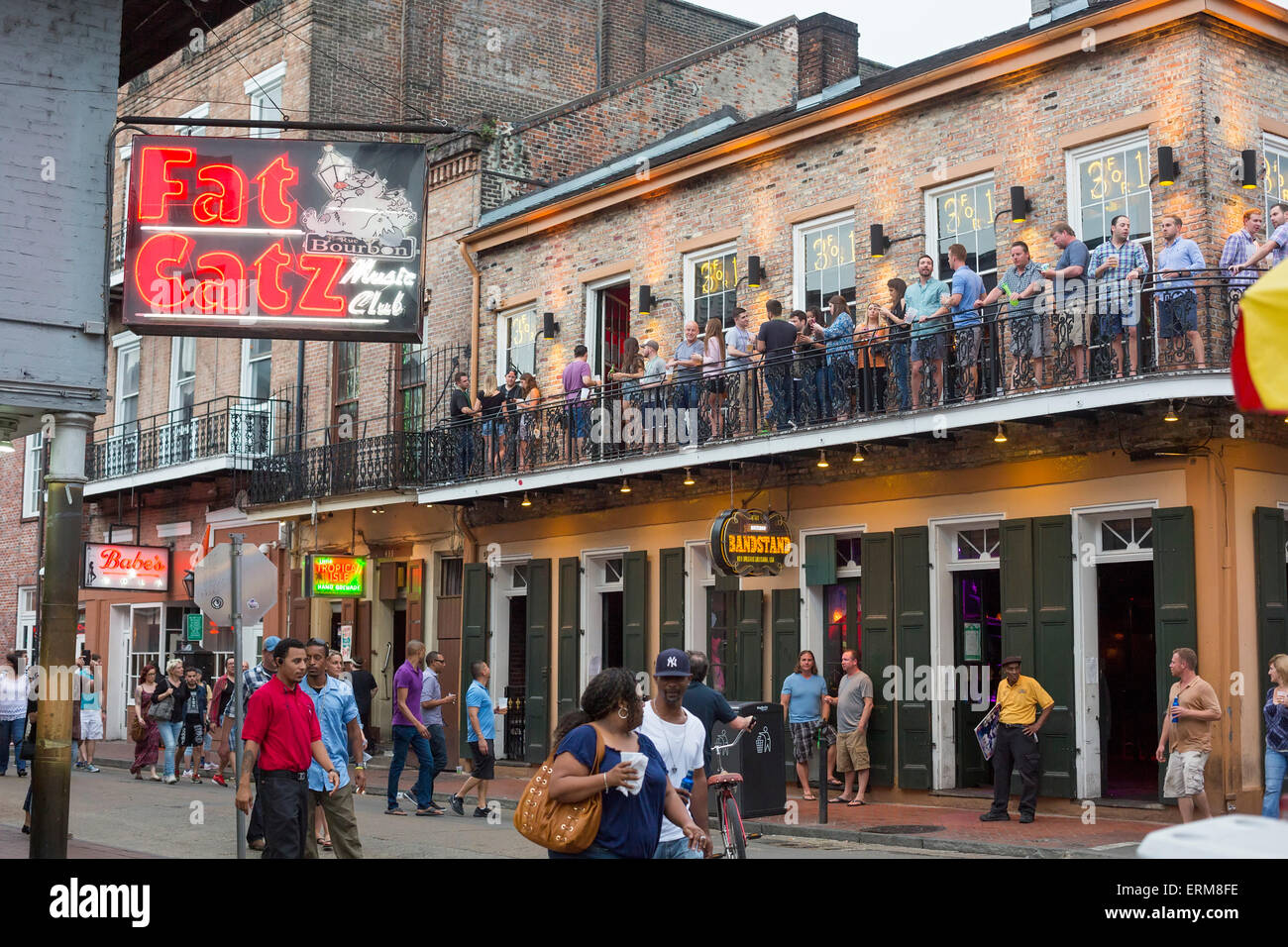 New Orleans, Louisiana - Touristen auf der Bourbon Street im French Quarter. Stockfoto