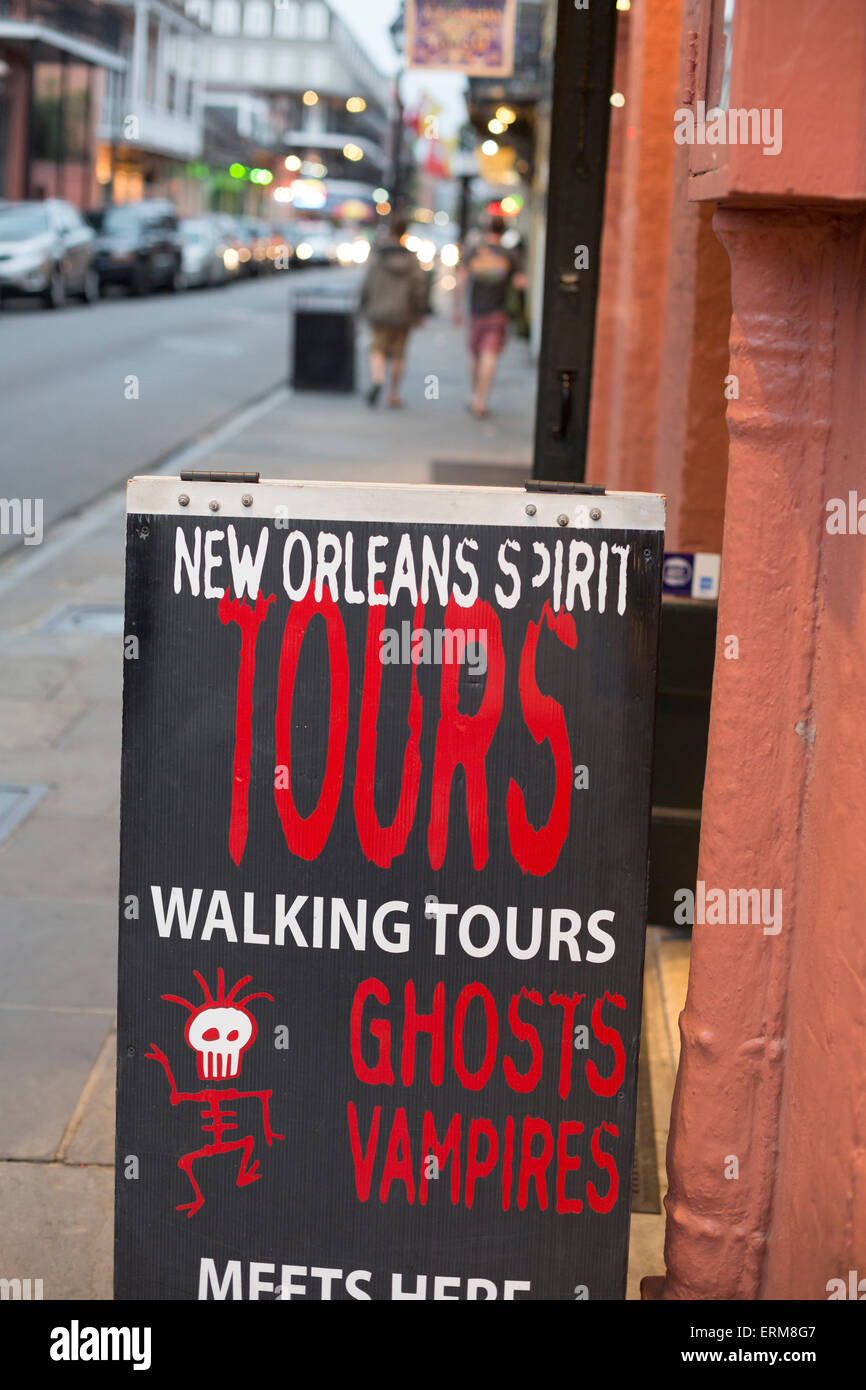 New Orleans, Louisiana - Ghost und Vampir Wandertouren werden angeboten, im French Quarter. Stockfoto