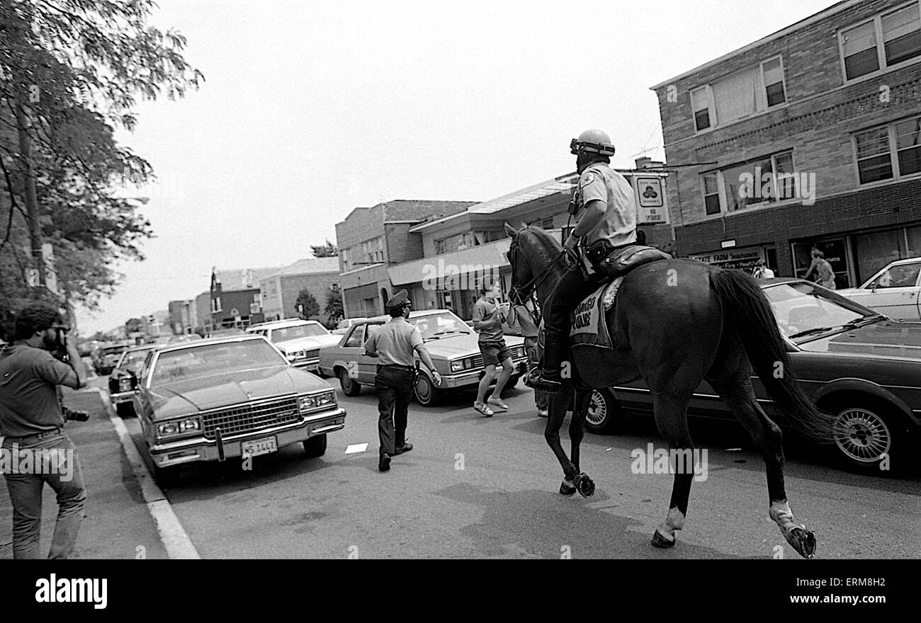 Chicago, Illinois, USA 28. Juni 1986 Chicago Polizei Pferd montiert Einheit Fahrten in der Mitte 71st Street zwei verschiedene Gruppen von Demonstranten getrennt voneinander während einer Kundgebung des KKK im Bereich Marquette Park zu halten. Bildnachweis: Mark Reinstein Stockfoto