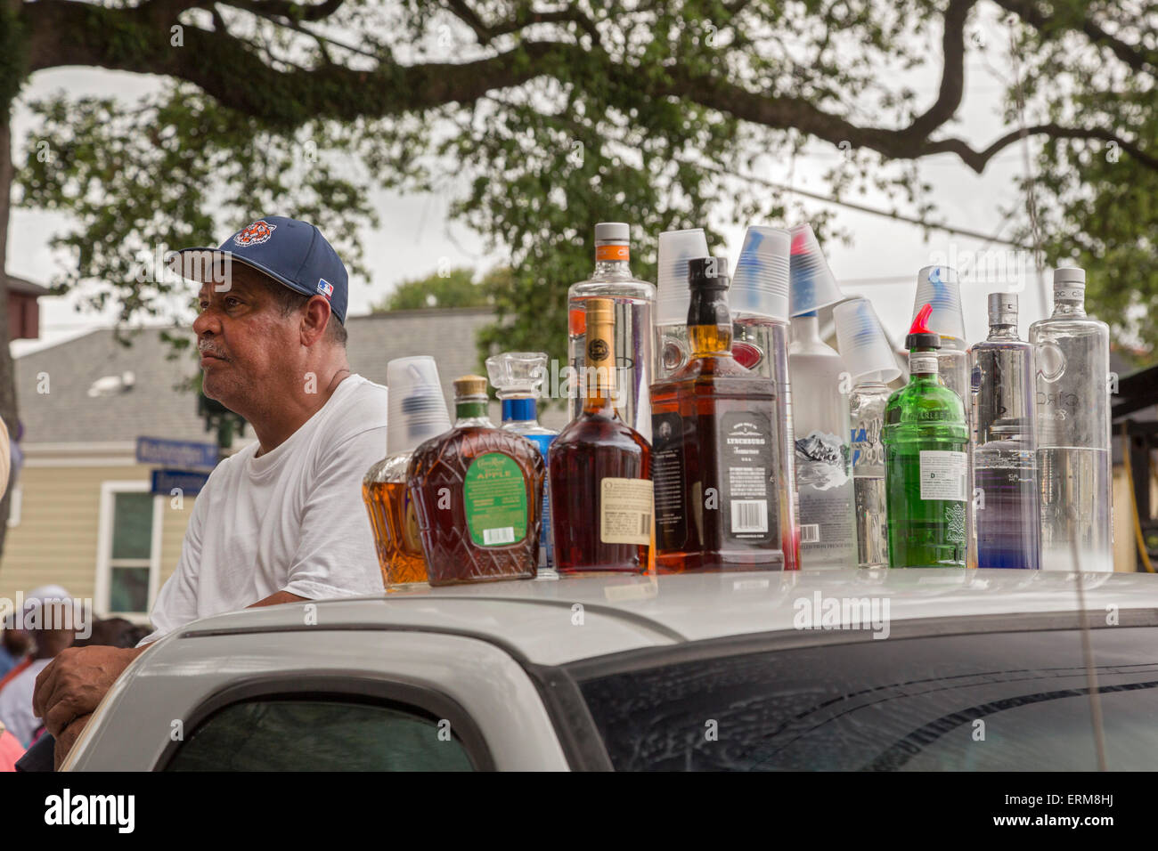 New Orleans, Louisiana - ein Mann verkauft alkoholische Getränke von der Spitze seines Pickup-Trucks an der Washington Street. Stockfoto