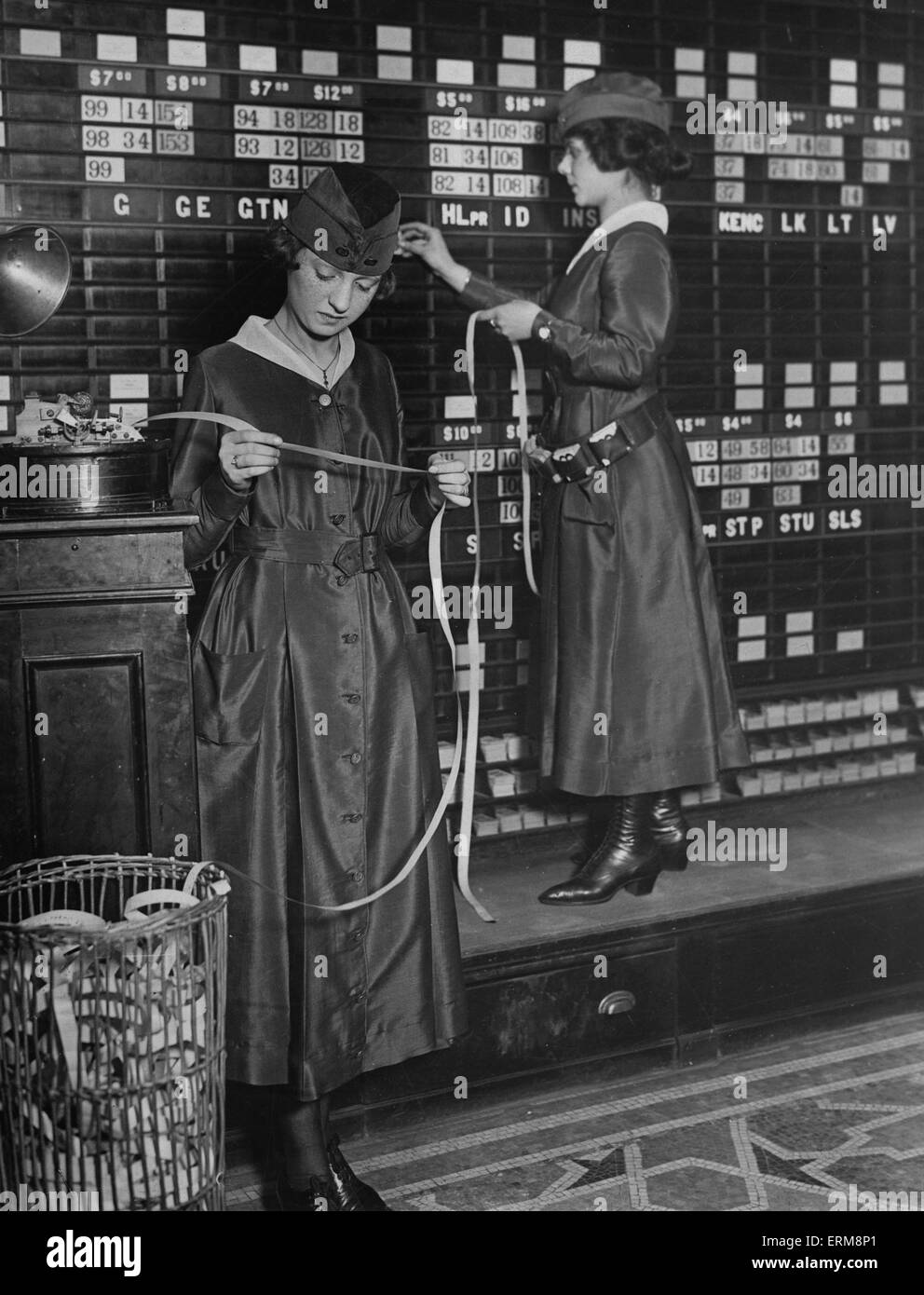 TICKER TAPE des Börse-Boards per Ticker Tape an der New Yorker Waldorf-Astoria im November 1918 in Betrieb. Foto U.S. War Department Stockfoto