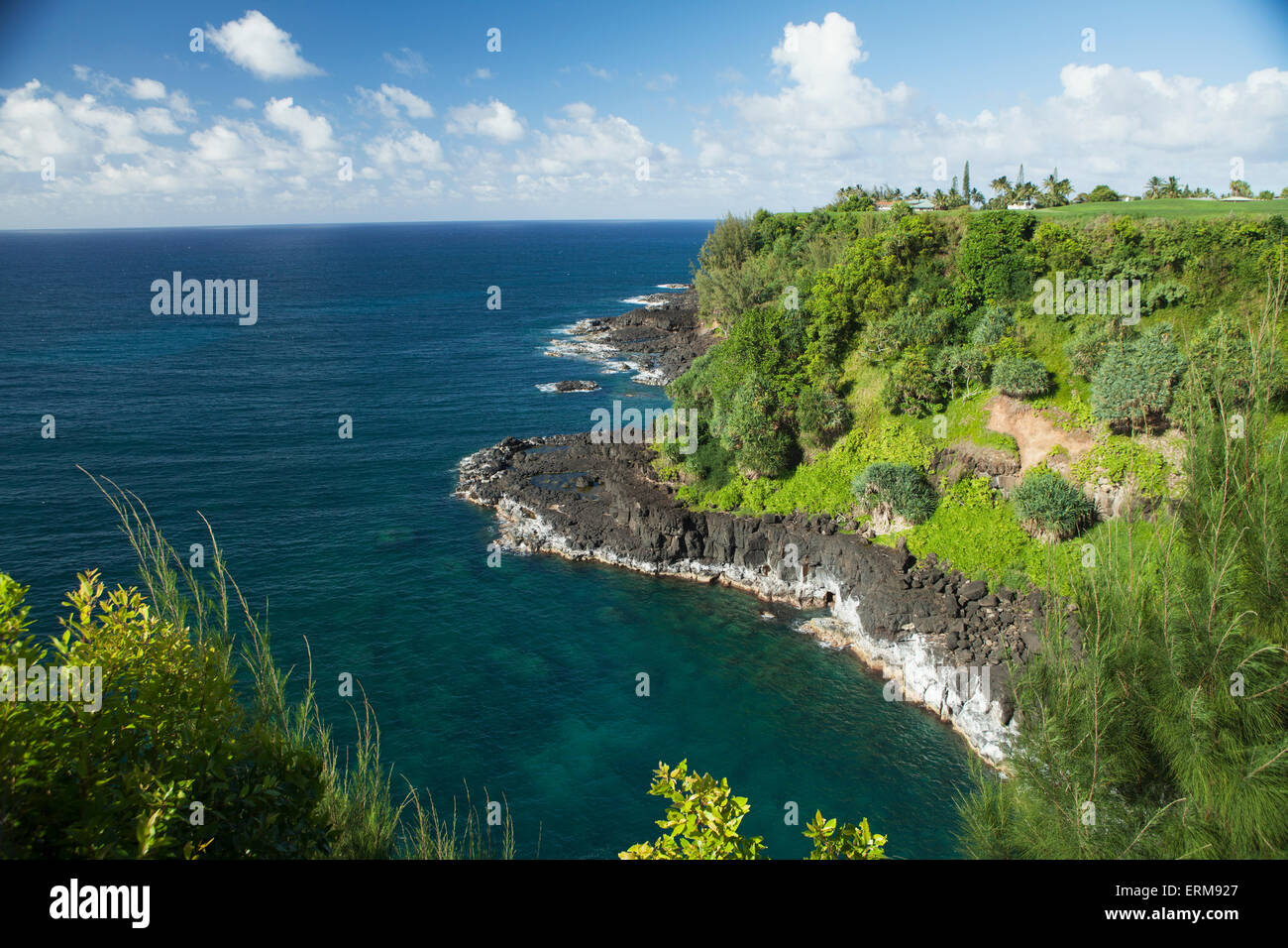 Blick auf Küste unterhalb Pali Ke Kua Eigentumswohnungen und Prinz Golfplatz; Princeville, Kauai, Hawaii, Vereinigte Staaten von Amerika Stockfoto