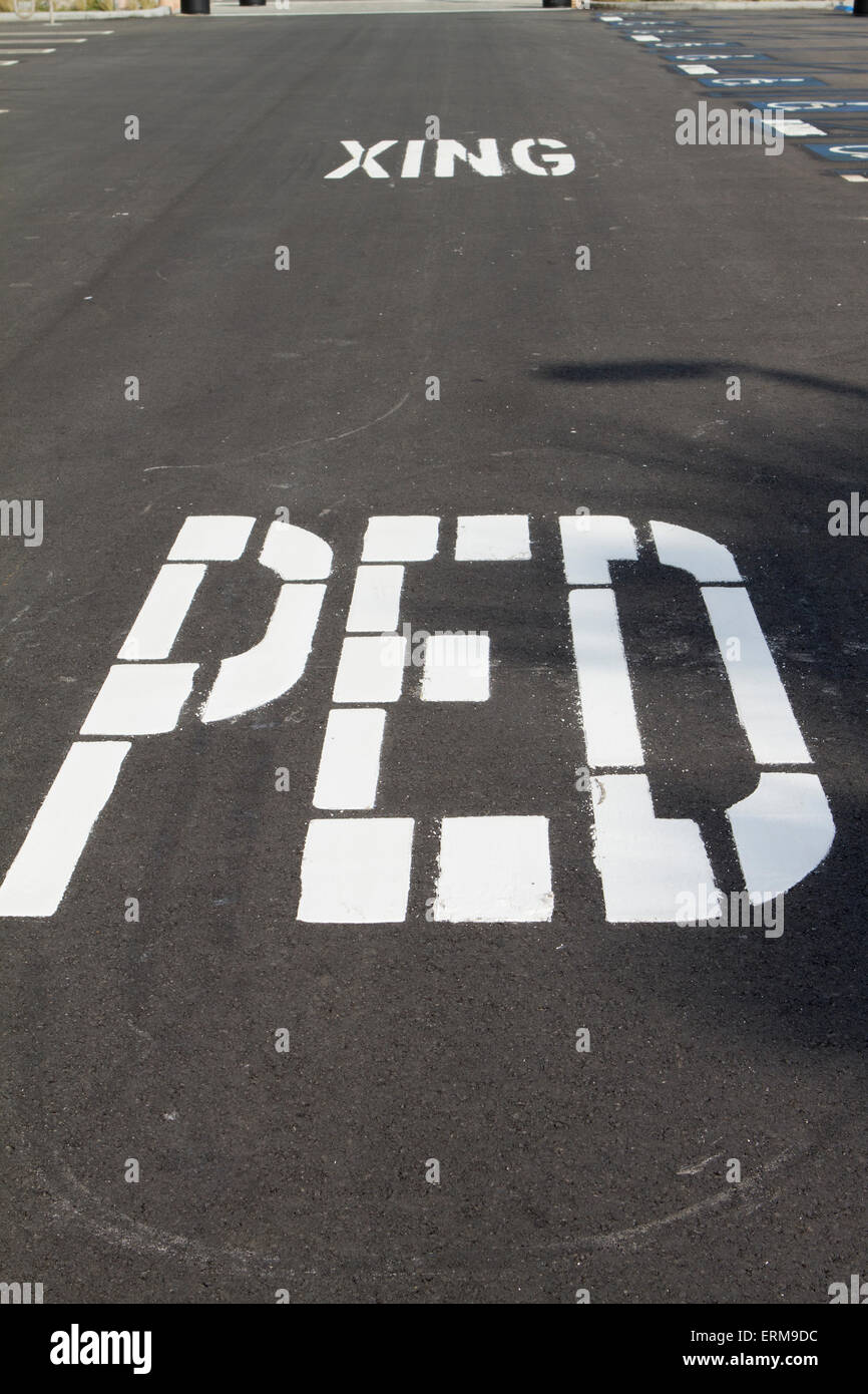 Weißer Fußgänger Überquerung Warnung beachten Sie auf dem Bürgersteig Straßenbelag Stockfoto