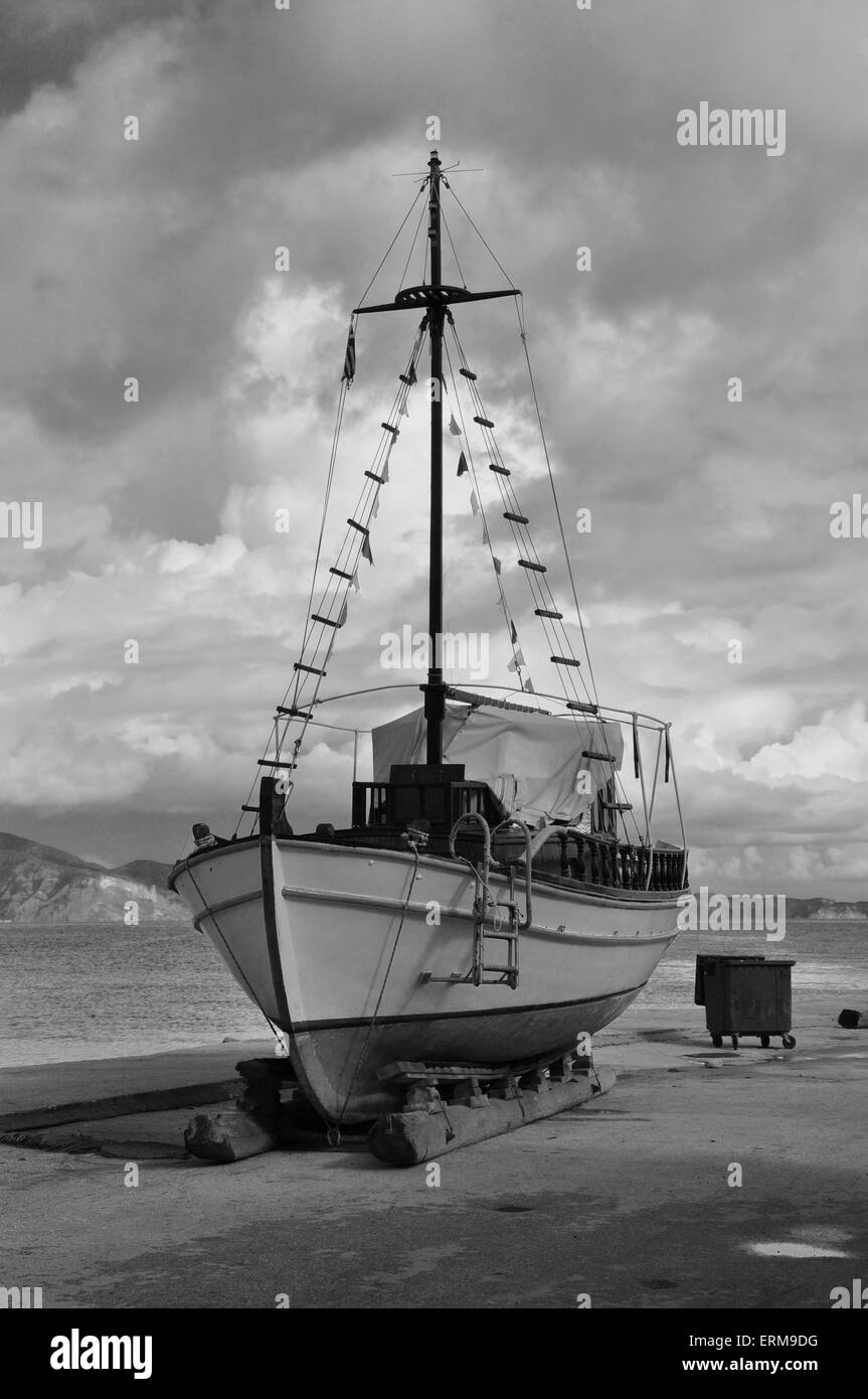 Alte hölzerne Fischerboot am Ufer zur Reparatur. Schwarz und weiß. Stockfoto