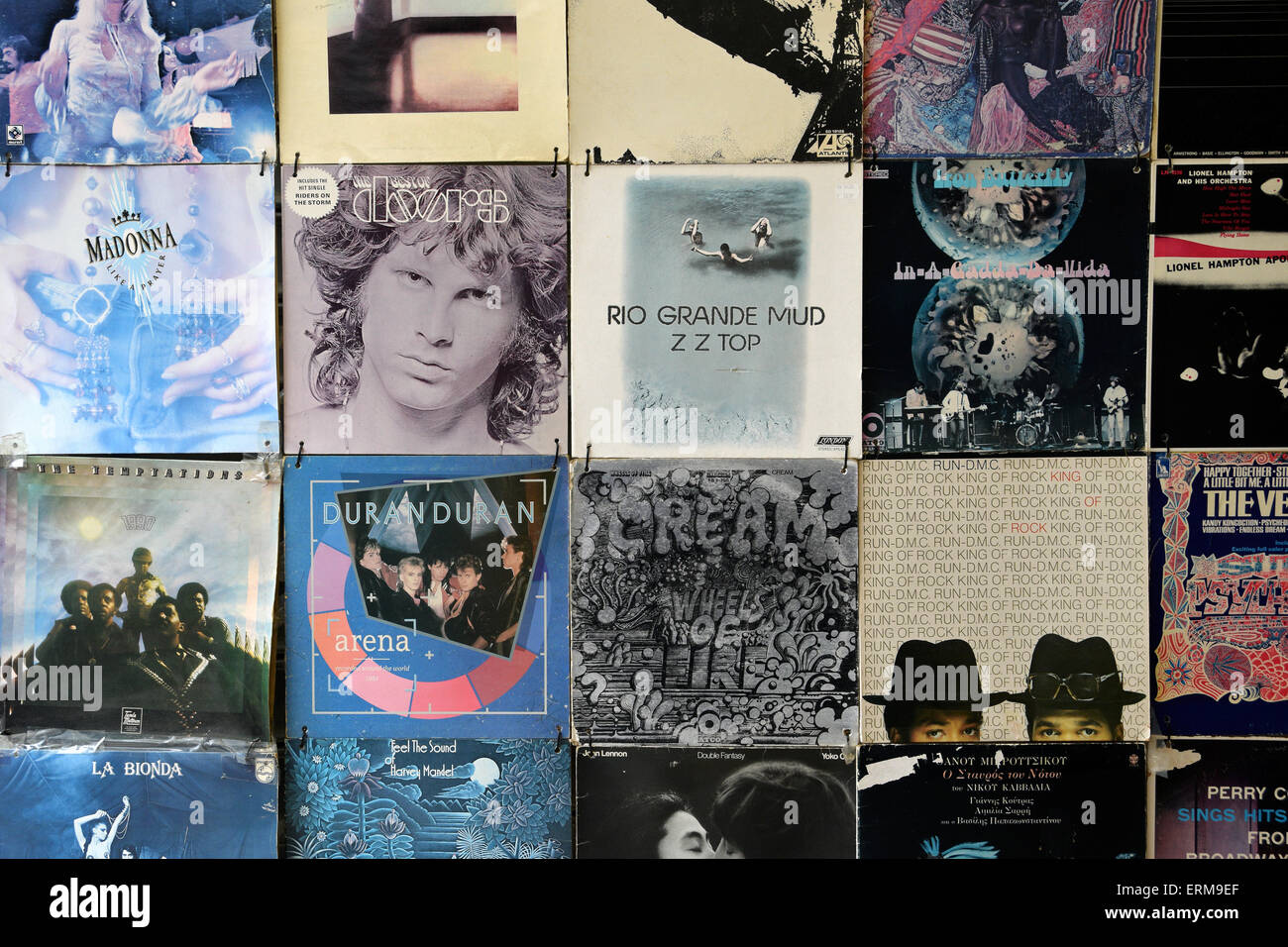 Alten verblichenen Vinyl Records Pop-und Rockmusik Vintage Album Ärmel Hintergrund. Stockfoto