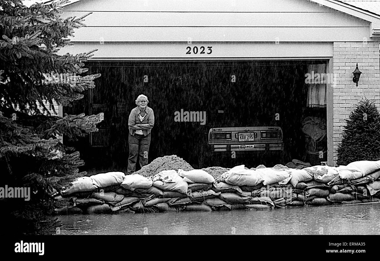 Mount Prospect, Illinois, Vereinigte Staaten 30. September 1986 Bewohner von Woodview Unterteilung von Mount Prospect steht in der offenen Garagetür ihres Hauses hinter einer Reihe von Sandsäcken, die hofft sie verhindern, dass das steigende Hochwasser betritt man das Haus Kredit: Mark Reinstein Stockfoto