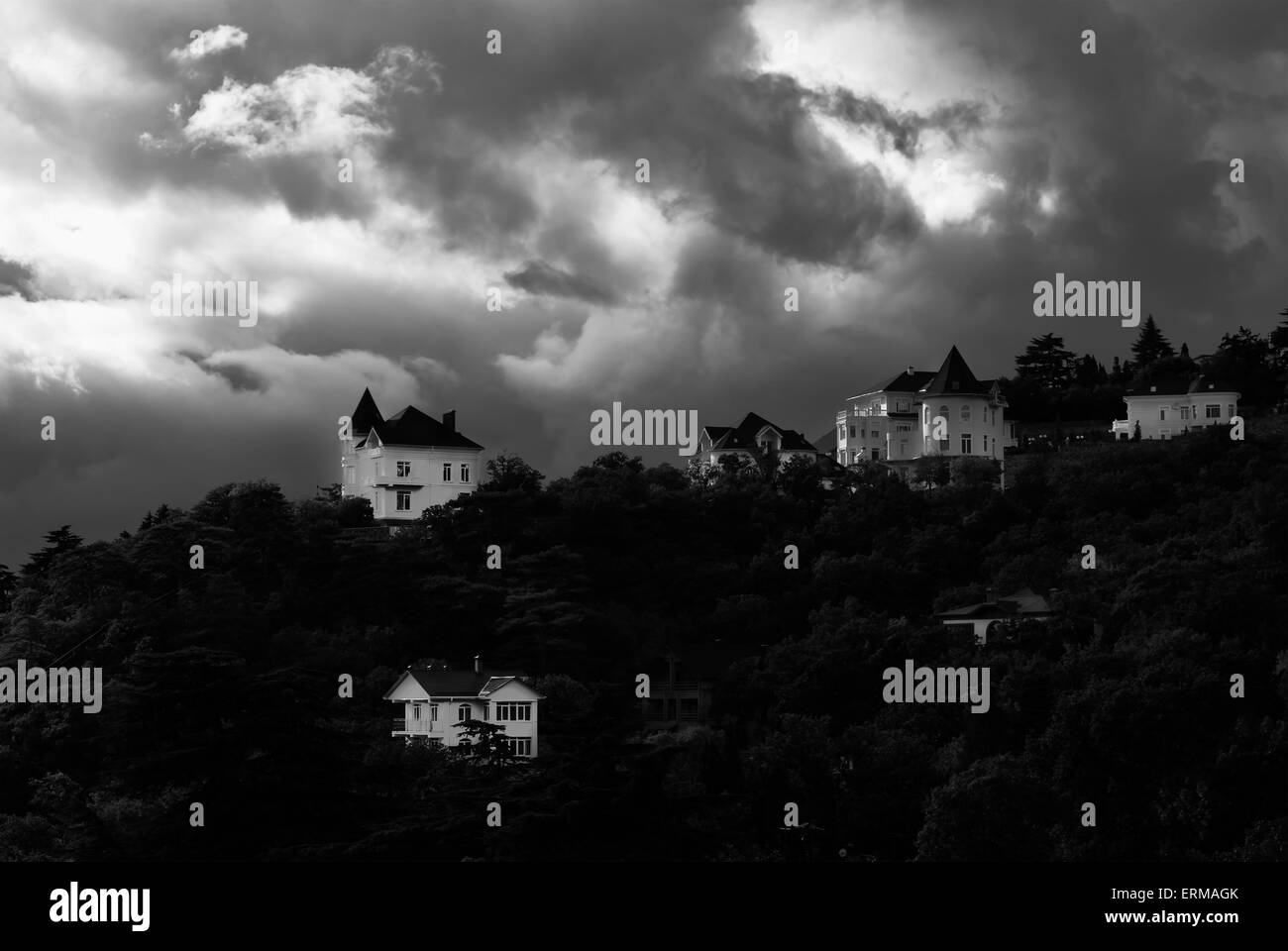 Anfang Herbst Landschaft mit Pre Gewitterhimmel und neue Häuser in der Krimberge, Ukraine - schwarze und weiße undurchsichtige Version. Stockfoto