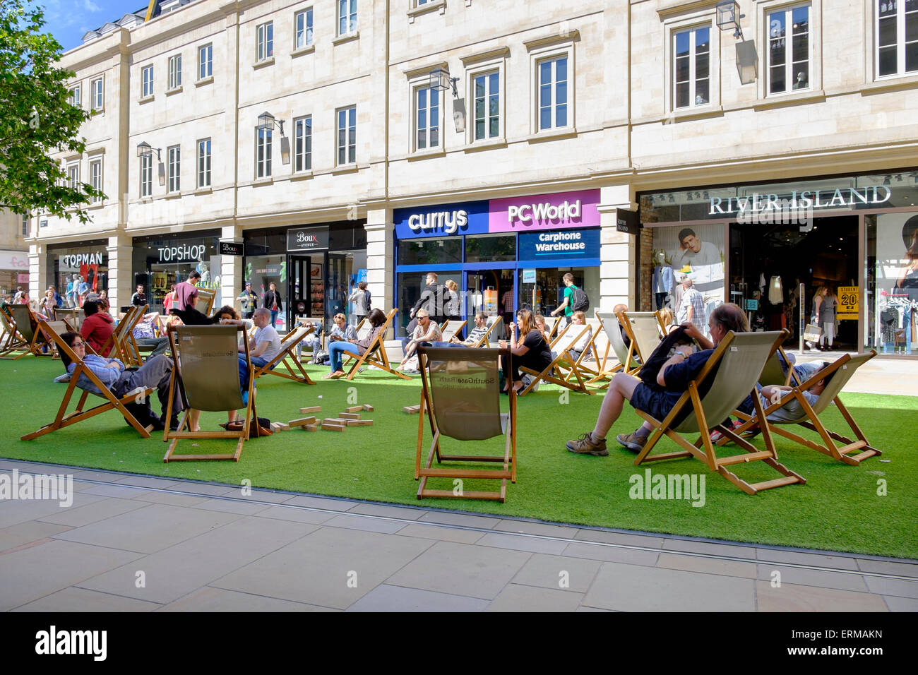 Bath, Großbritannien, 4. Juni 2015. Menschen entspannen Sie sich im Bad in der Sonne wie Meteorologen vorhersagen, dass das warme Wetter anhält und das Morgen der heißeste Tag des Jahres so weit sein könnte. Bildnachweis: Lynchpics/Alamy Live-Nachrichten Stockfoto