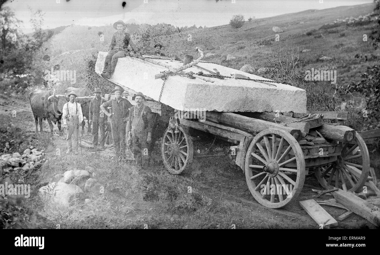 Antike 1900 Foto von einem großen Granitplatte auf einem Ochsen gezogenen Karren mit Quarrymen, wahrscheinlich New Hampshire, USA. Beachten Sie, dass das Bild durch den Mittelteil verzweifelt ist. Stockfoto