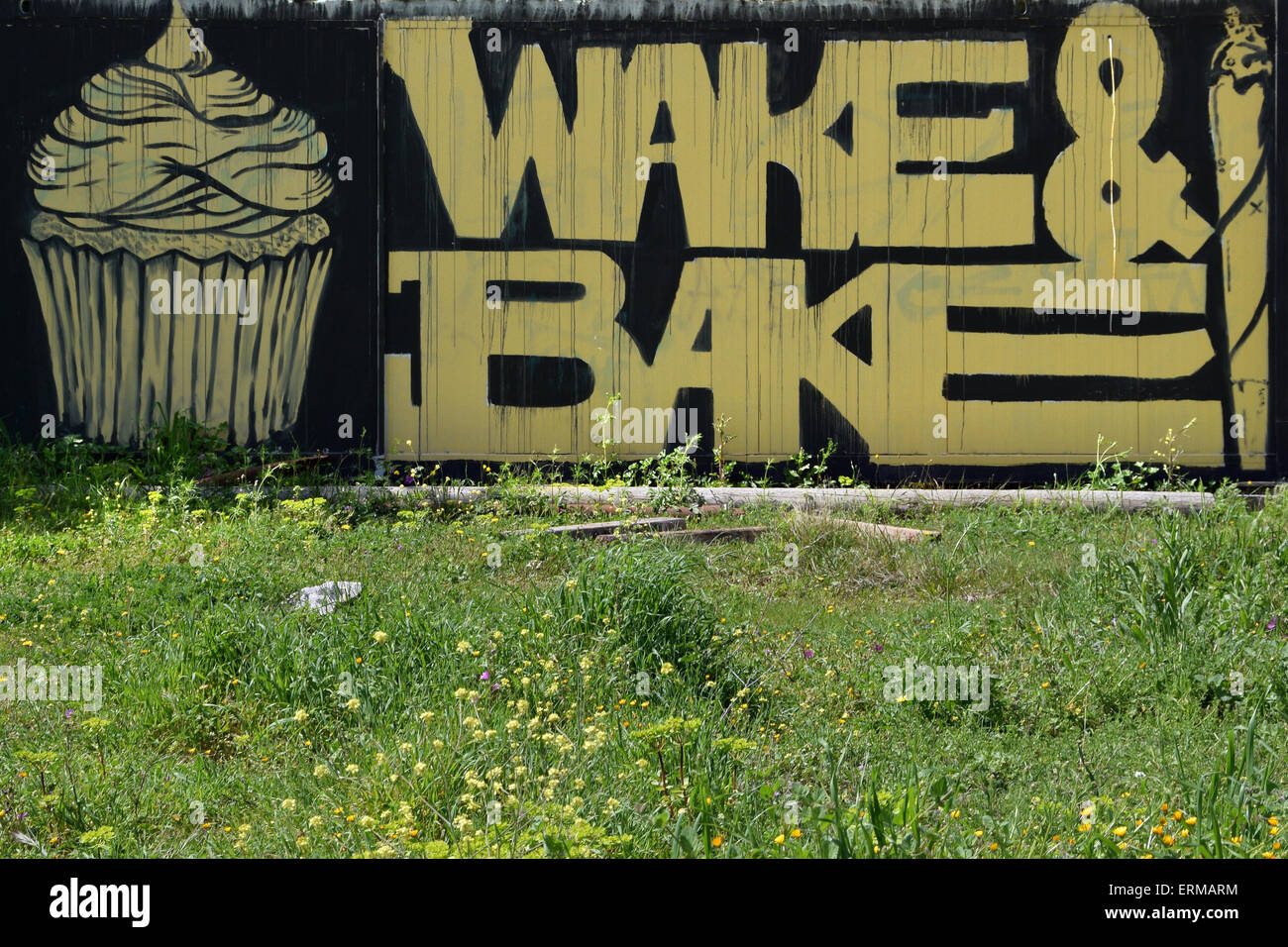 Cupcake und Cannabis gerollt Zigarette Graffiti mit wachen und Motto Slang für Rauchen von Marihuana zum Frühstück backen. Stockfoto