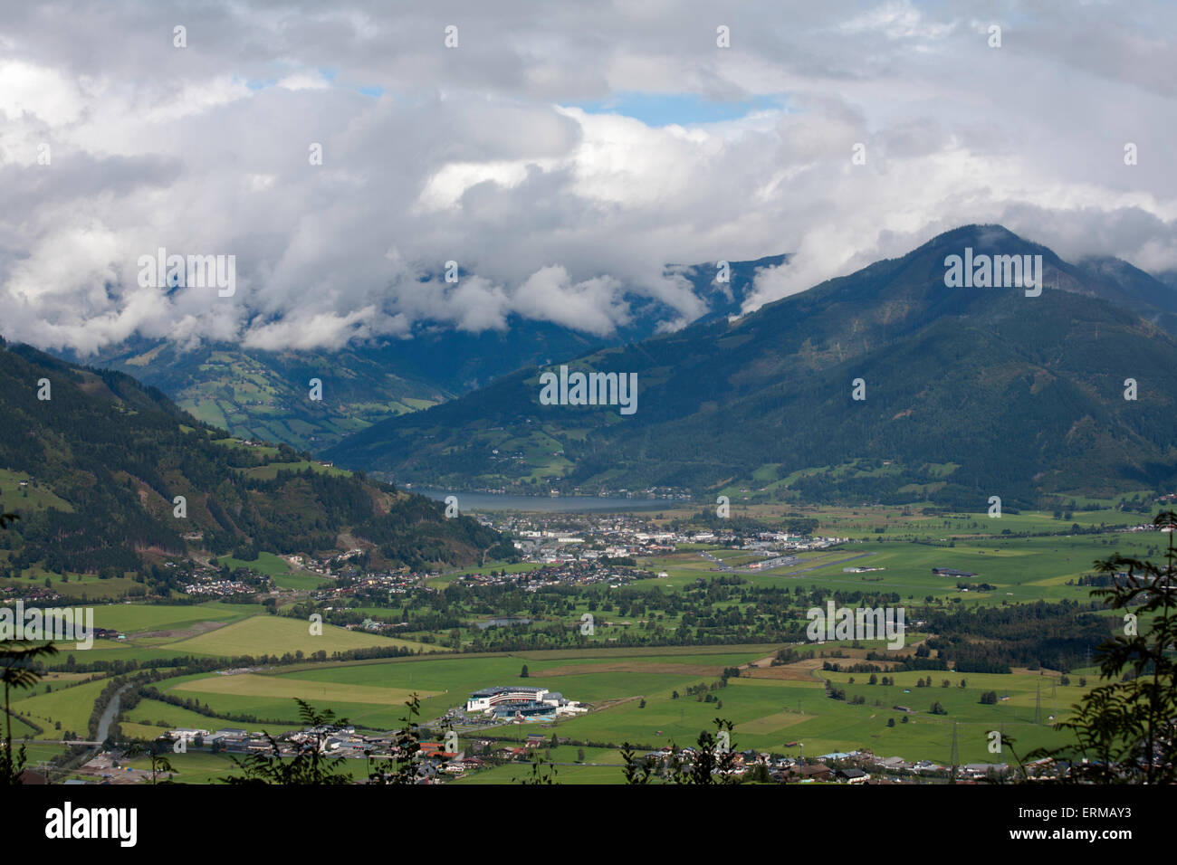 Gewitterwolken vorbei über die Hahneckkogel & der Hundstein oben Schuttdorf zwischen Zell am See und Kaprun Pinzgau Österreich Stockfoto