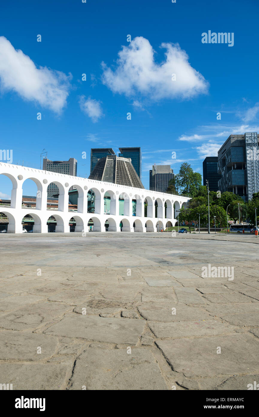 Wahrzeichen, die weißen Bögen von Arcos da Lapa auf die Skyline im Centro von Rio de Janeiro Brasilien Stockfoto