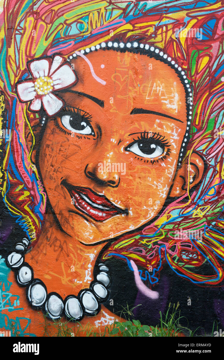 RIO DE JANEIRO, Brasilien - 6. März 2015: Straßenkunst Graffiti zeigt lächelnde Brasilianerin mit bunten Haaren. Stockfoto