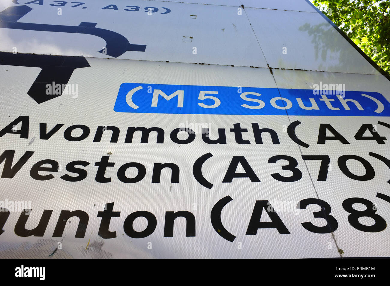 Ein Schild zum M5 South, Avonmouth, Weston und Taunton in Bristol. Stockfoto