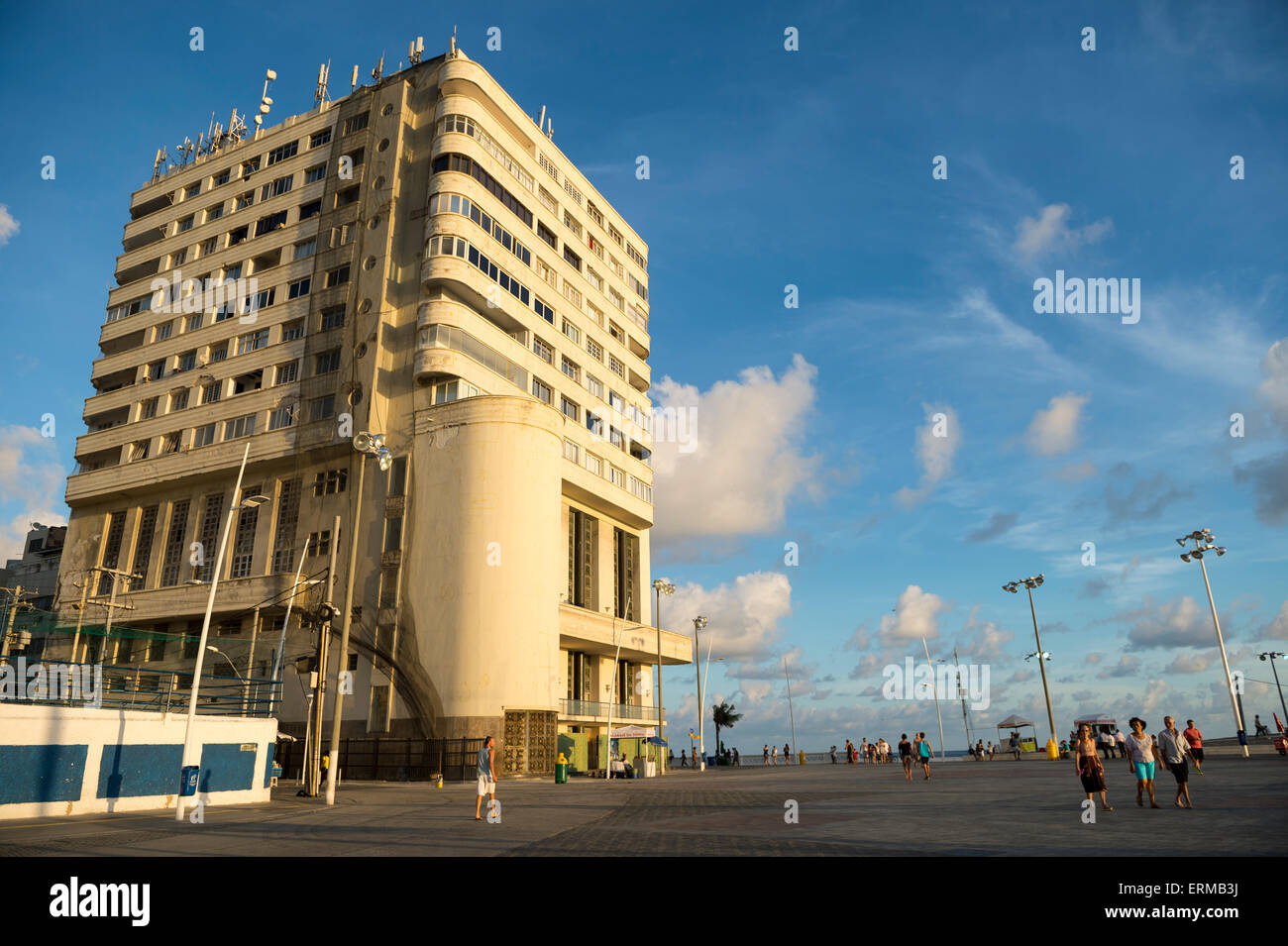 SALVADOR, Brasilien - 12. März 2015: Große Art-Déco-Stil Hochhaus Edificio Ozeanien Gebäude, eine beliebte VIP-Karneval-Balkon. Stockfoto
