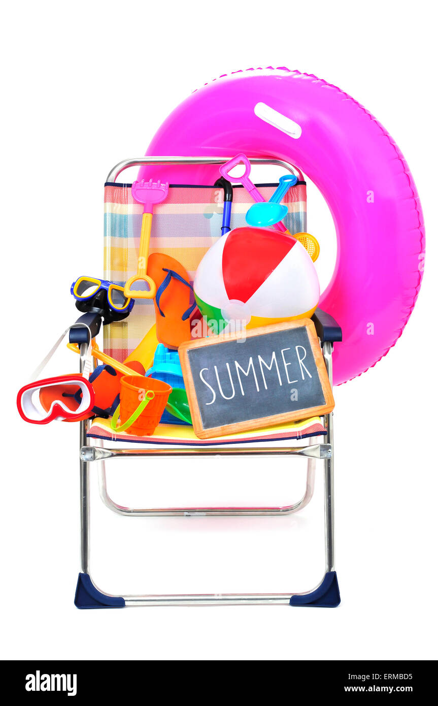 faltbare Strandkorb voller Strand Elemente, z. B. Tauchmasken, Eimer und Schaufeln, ein Beach-Ball oder einem Schwimmring und eine chalkboa Stockfoto