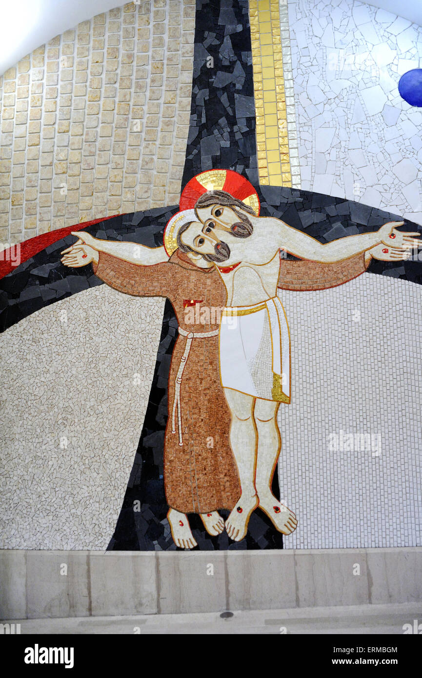 Apulien San Giovanni Rotondo, das Heiligtum der Unterkirche S. Pius und das Grab von Pater Pio-Mosaiken des Weges in die Krypta der Kirche des Heiligtums von San Pio führt, wo der Körper ausgesetzt ist, Stockfoto