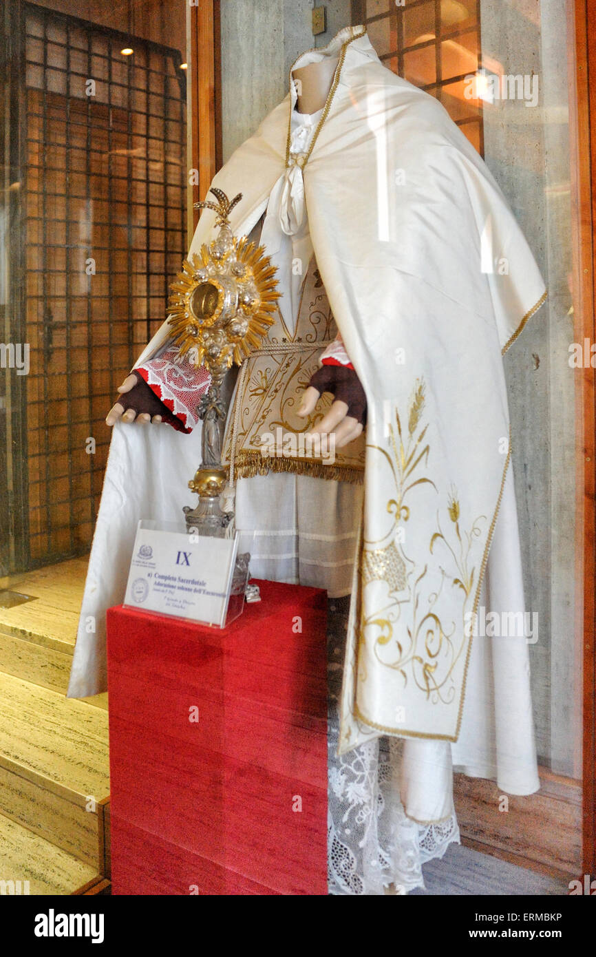 Apulien San Giovanni Rotondo die Wallfahrtskirche S. Pius - liturgische Gewänder von San PIO verwendet Stockfoto