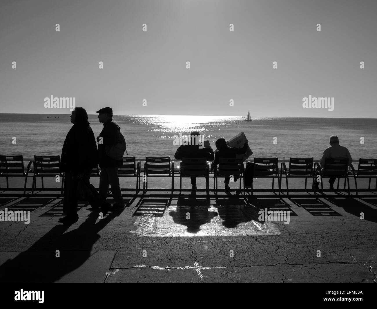 Leute, die Sonne im Winter in Nizza Promenade des Anglais Stockfoto