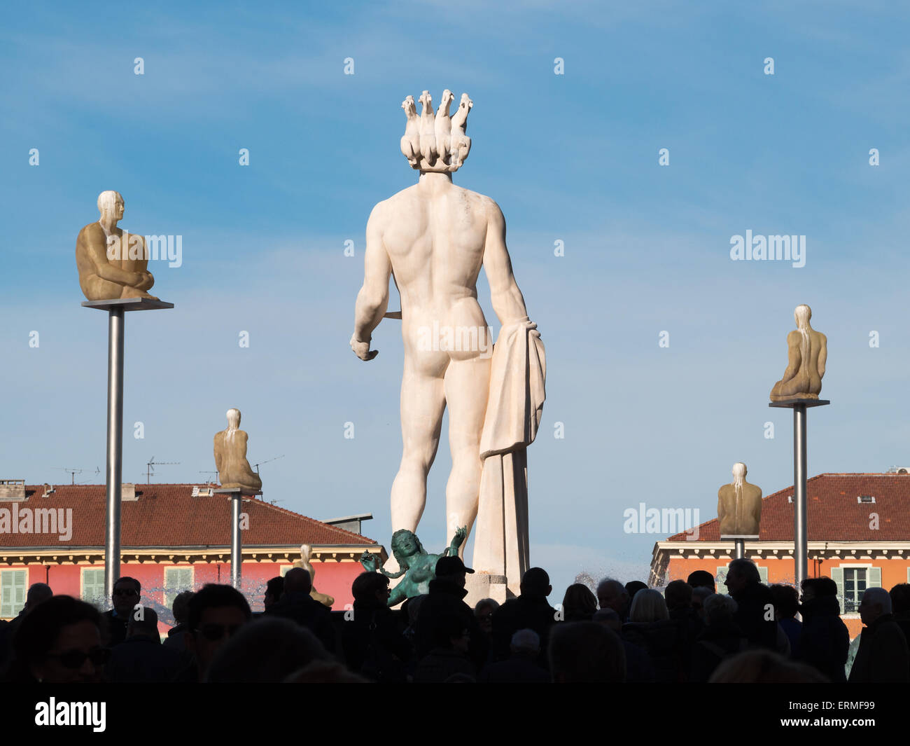 Menschen-Silhouetten Blick auf Apollo-Statue in Fontaine du Soleil, Nizza Stockfoto