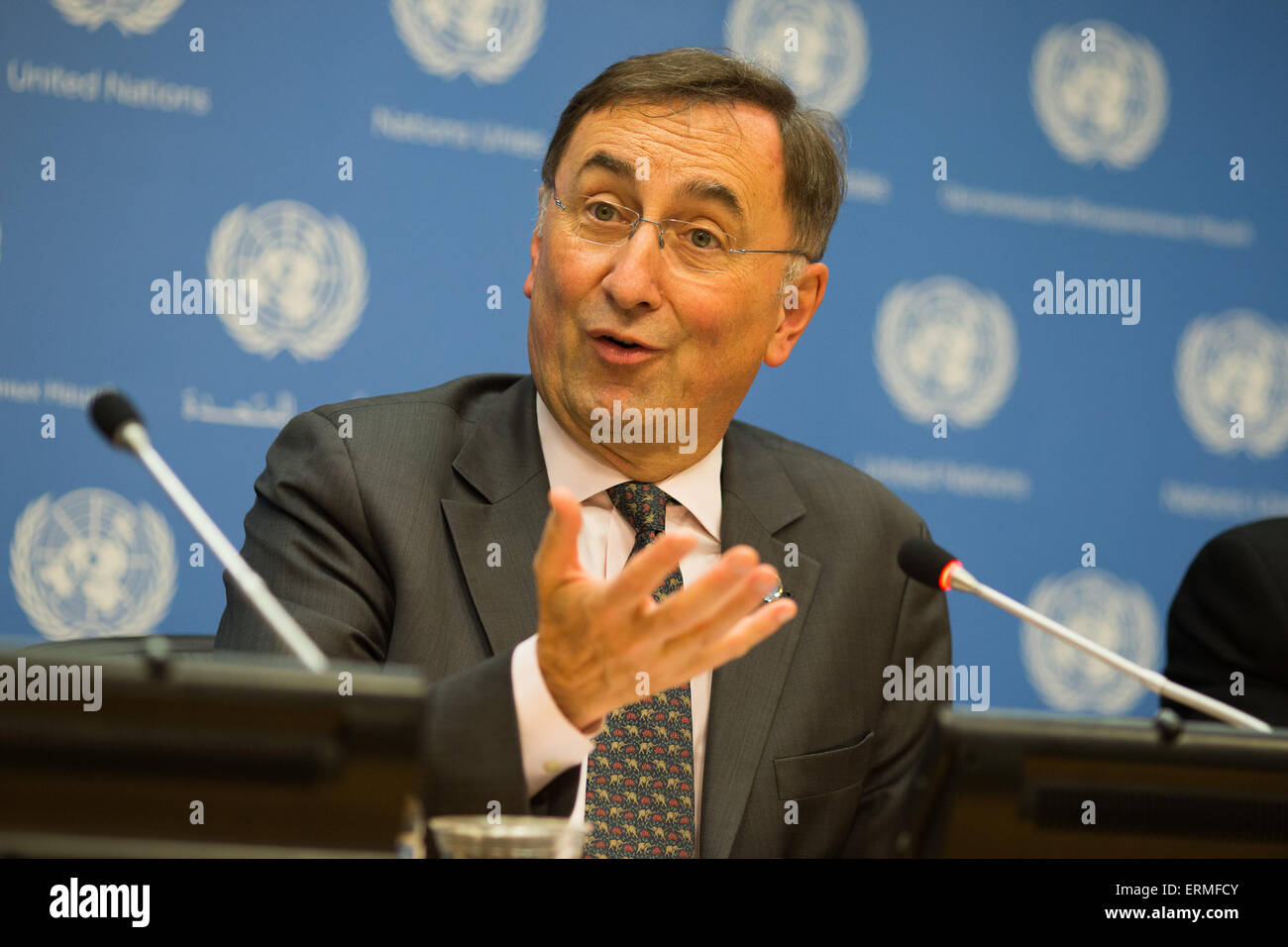 New York, USA. 4. Juni 2015. Assistant UNO Generalsekretär für Climate Change Janos Pasztor spricht während einer Pressekonferenz im UN-Hauptquartier in New York, USA, 4. Juni 2015. Pasztor am Donnerstag auf den privaten Sektor größere Anstrengungen Unternehmen und spielen eine große Rolle in zukünftigen Klimaverhandlungen Aktion aufgerufen. © Li Muzi/Xinhua/Alamy Live-Nachrichten Stockfoto