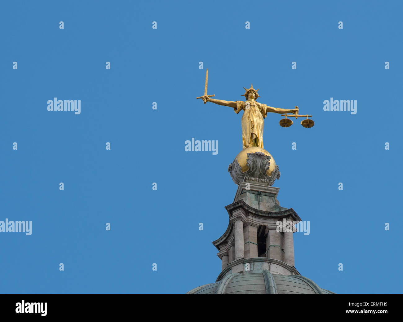 Statue der Justitia oder Justitia auf der Kuppel des Central Criminal Court of England und Wales, bekannt als Old Bailey. Stockfoto