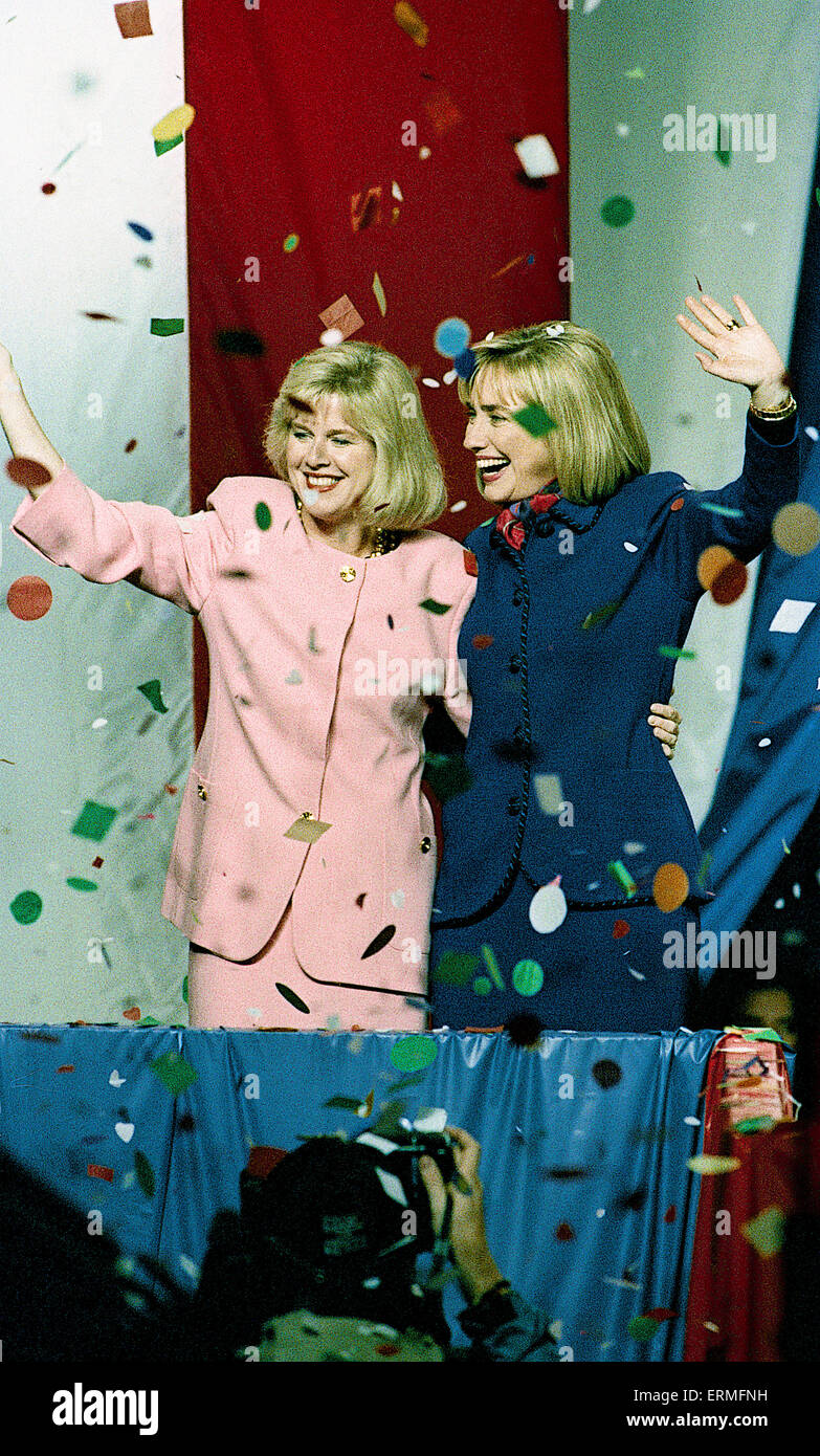 Little Rock, Arkansas, USA 3. November 1992 Tipper Gore und Hillary Clinton feiern ihren Ehemännern Sieg über den amtierenden Präsidenten George H.W. Bush. Bildnachweis: Mark Reinstein Stockfoto