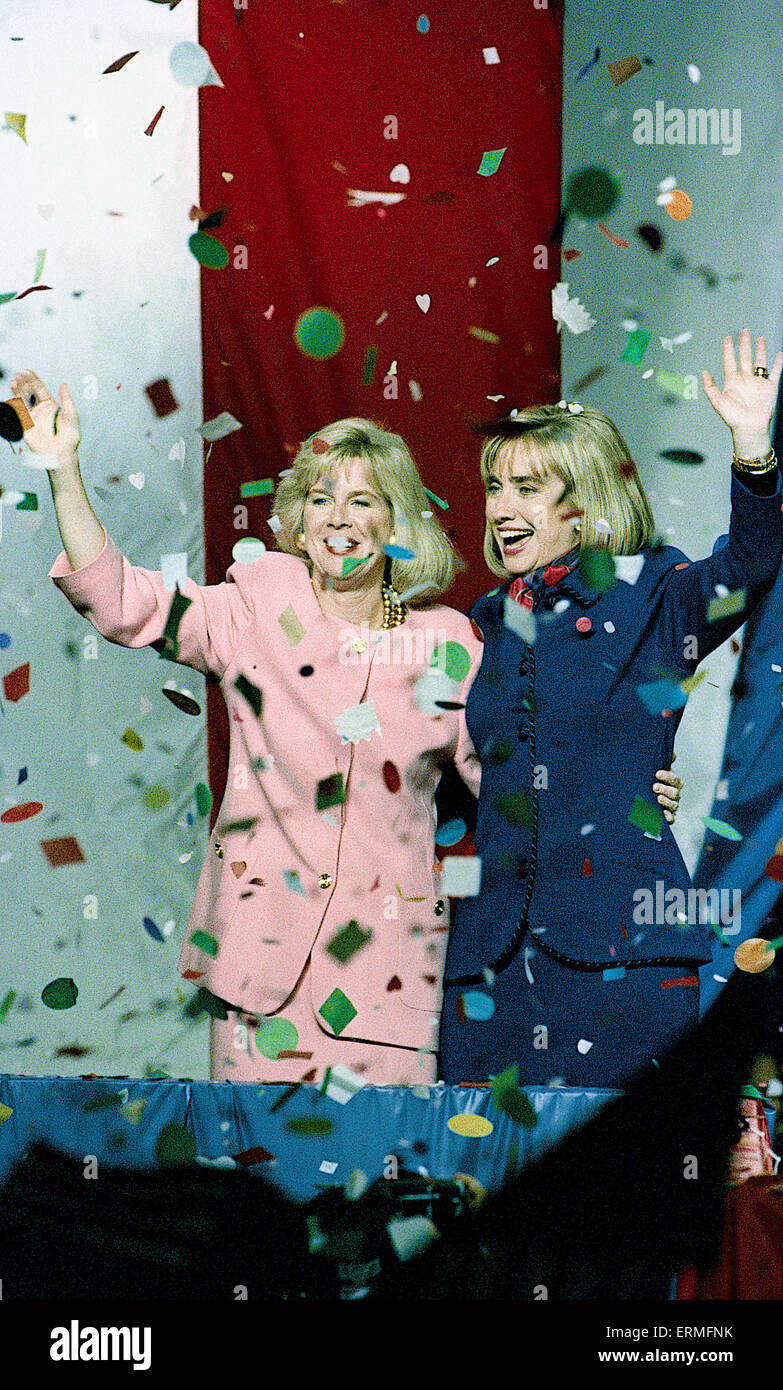 Little Rock, Arkansas, USA 3. November 1992 Tipper Gore und Hillary Clinton feiern ihren Ehemännern Sieg gegen Amtsinhaber Präsident George H.W. Bush. Bildnachweis: Mark Reinstein Stockfoto