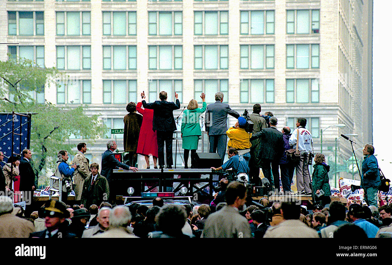 Chicago, Illinois, USA 20. Oktober 1992 Clinton/Gore Wahlkampf auf Clark Street Downtown Chicago. Clinton gewann die Präsidentschaftswahl 1992 (43.0percent der Stimmen) gegen den republikanischen Amtsinhaber George H. W. Bush (37.4percent der Stimmen) und Milliardär populistische Ross Perot, wer als selbständiger (18.9percent der Stimmen) auf einer Plattform mit Schwerpunkt auf innenpolitische Themen lief; ein wesentlicher Bestandteil der Clintons Erfolg war Bushs steilen Rückgang öffentlicher Zustimmung. Clintons Wahl endete zwölf Jahre der republikanischen Herrschaft des weißen Hauses. Bildnachweis: Mark Reinstein Stockfoto