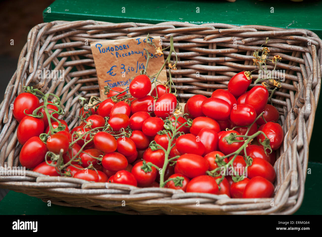 Reife Tomaten zum Verkauf; Riomaggiore, Ligurien, Italien Stockfoto