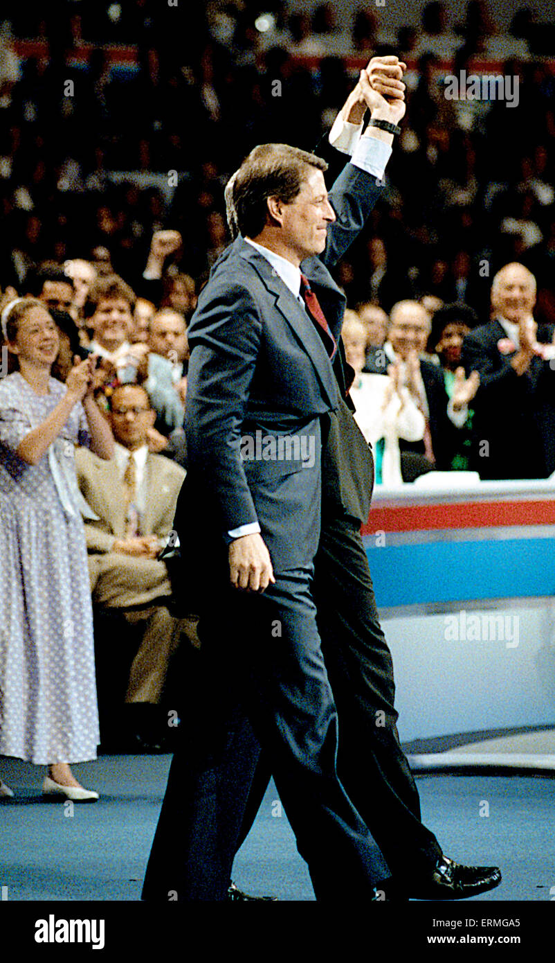 New York, NY, USA 11992 Arkansas Gouverneur William Clinton führt sein Running Mate Senator (D -TN) Albert Gore Jr. in der Democratic National Convention in New York. Gouverneur Bill Clinton aus Arkansas nominiert für Präsident und Senator Al Gore von Tennessee 1992 National Convention der Demokratischen Partei von US-Vizepräsident; New York City, lief das Übereinkommen von New York aus 13 Juli bis 16. Juli 1992.  Bildnachweis: Mark Reinstein Stockfoto