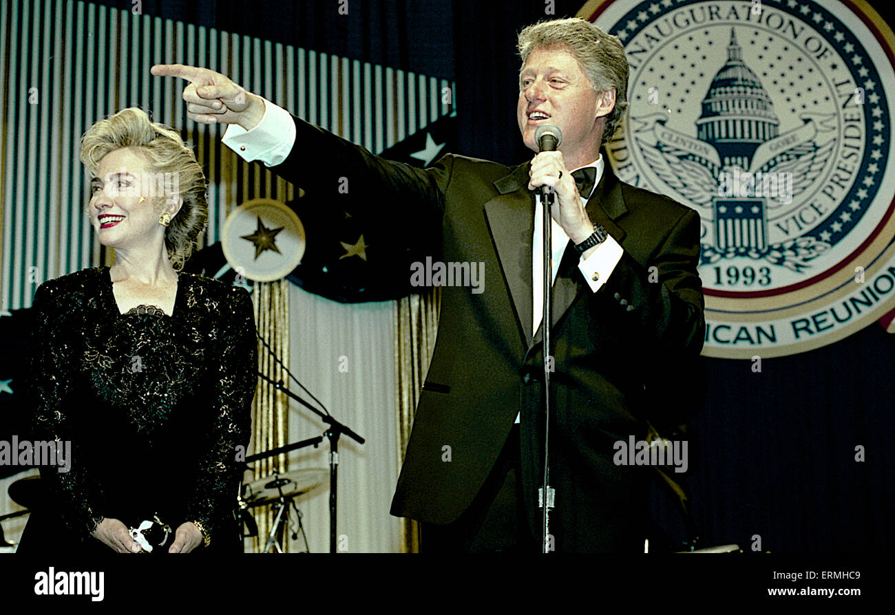 Washington, DC. 20.01.1993 Präsident William Jefferson Clinton und First Lady Hillary Rodham Clinton an einem der vielen Inaugural Kugeln statt heute Abend in ihrer Ehre. Hillary ist eine Handtasche halten, die aussieht wie ihre Katze "Socken" Stockfoto