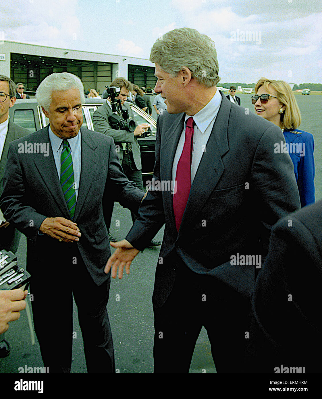Richmond, Virginia 16.10.1992 Präsidentschafts Kandidat Gouverneur William Clinton (D -AR) und seine Frau Hillary Clinton zusammen mit Virginia Gouverneur Douglas Wilder ankommen am Flughafen und Richmond International am Tag nach der Abschlussdebatte Rathaus an der Universität von Virginia Stockfoto